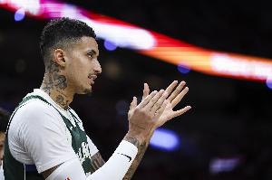 挺身而出！庫(kù)茲馬17中10拿下26分5板2助1斷 末節(jié)獨(dú)得10分