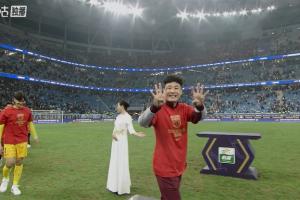 本賽季因傷僅踢6場！武磊領取中超冠軍獎牌，開心向鏡頭比“4”