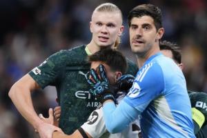 左右為男！175居萊爾環(huán)抱盯防195哈蘭德 2米庫(kù)爾圖瓦無(wú)情糊臉??