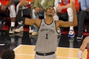 很穩(wěn)！馬刺領(lǐng)先3分點(diǎn)球戰(zhàn)術(shù)成功 切特2罰1中 文班怒吼慶祝！