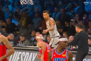 你防不住我！文班面對卡魯索打進(jìn)中距離 然后手指著對手振振有詞