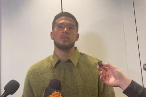 關鍵三分犯規(guī)！布克：裁判說我打詹姆斯手腕是說謊 我回看了的