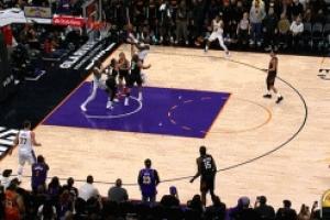 害得看你！詹姆斯點飛防守人直入禁區(qū)上籃命中！將分差拉到4分！