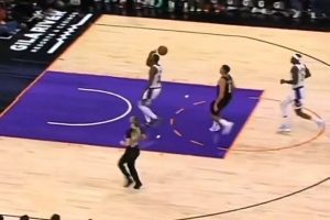 不長記性！領先20分斯瑪特空籃不上腦后傳球失誤 送太陽12-0起勢