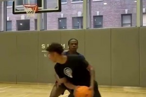 雖然投籃動作不一樣，但甜瓜兒子這腳步+三威脅沒少和老爸學??！