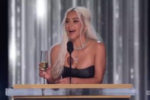 金-卡戴珊早先參加美國吐槽大會，被噓到說不了話