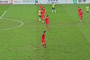 現場球迷實拍國足和澳大利亞球員起沖突：干他！