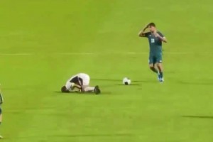 下死腳?。√﹪肺鞅粣阂馓叻?，兩隊(duì)爆發(fā)沖突