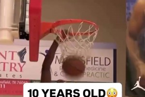 這個(gè)世界太瘋狂了！這 十歲黑人小孩 會(huì)扣籃了？！