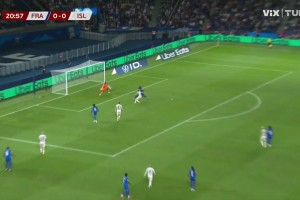 超級(jí)送禮！奧利塞自家禁區(qū)橫傳“做餅”，冰島前鋒輕松打進(jìn)