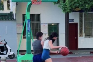 雖然有帶球撞人的嫌疑，但不得不說小姐姐的背打有點東西????