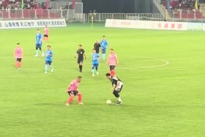 逗比哈！郭艾倫參加名人足球賽 直接拿起足球運到禁區(qū)被二哥撂倒