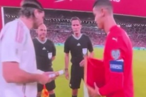 索博斯洛伊老婆拍下索博向C羅打招呼：屬于你的時(shí)刻，寶貝??