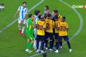 阿根廷十人作戰(zhàn)！奧塔門迪背后推人破壞單刀，主裁判將其紅牌罰下