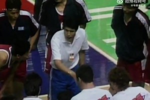 94年中國男籃挑戰(zhàn)西班牙，教練蔣興權(quán)：贏了算你們的，輸了算我的！