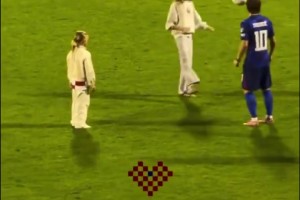 岳父大人！莫德里奇在球場(chǎng)上教女兒顛球??