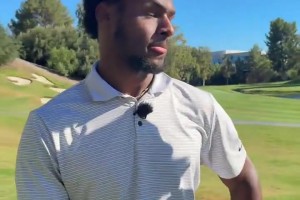 追隨父親的腳步！布朗尼休賽期也開始苦練高爾夫球了????