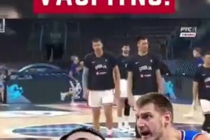 這是發(fā)生了甚么？約基奇突然給隊(duì)友約維奇來(lái)了一下，表情不太對(duì)勁