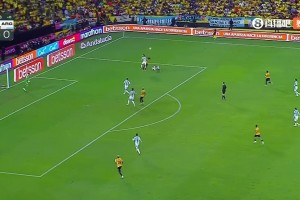 阿根廷0-1落后！塔利亞菲科半場補(bǔ)時(shí)階段送點(diǎn)，瓦倫西亞點(diǎn)射破門