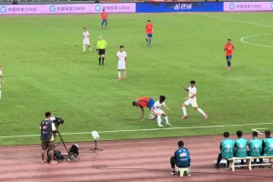 比賽尾聲階段克雷桑跌跌撞撞卻連過數(shù)人，對手只能靠犯規(guī)斷球