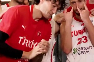 申京三雙率隊(duì)殺進(jìn)半決賽 土耳其隊(duì)長奧斯曼笑嘻嘻給對陣圖貼隊(duì)標(biāo)