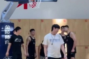 寶刀未老??！山東主帥邱彪指導(dǎo)訓(xùn)練間隙連續(xù)投中三分~
