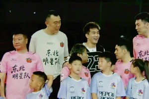 久違的畫面??！郭艾倫參加足球名人賽 出場時站到大韓和二哥中間