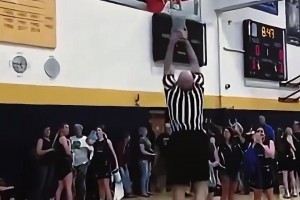 當籃球卡在籃板后邊，裁判用我沒想到方式取了下來。。。