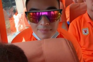 泰山隊出征上海，瓦科在車上與隊友合拍玩上了特技