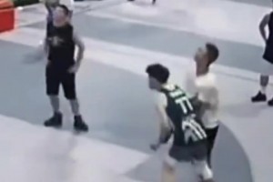 野球場上連續(xù)4次故意墊腳最后一次直接掃堂腿，這男的脾氣夠好的