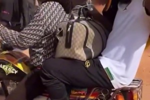 打摩的??！奧納納被拍到坐摩的去機(jī)場返回歐洲