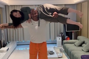 馬布里秀恩愛：80歲也能照樣把你舉起來！