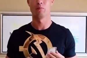 被葡超評(píng)為歷史最佳球員，C羅手捧獎(jiǎng)杯錄制視頻回應(yīng)