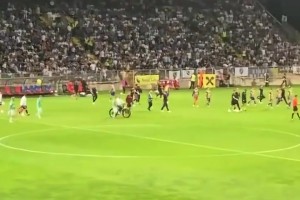 由于腳踝受傷，奧地利主帥朗尼克騎電動(dòng)車回更衣室??