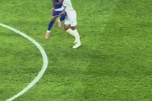 姆總的迷惑行為?? 法國世預(yù)賽2-1冰島，姆巴佩開球時撞向?qū)κ? >
                                        </div>
                                    </div>
                                                                        <div   id=