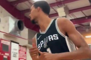 新賽季真的快來了！馬刺全隊參加訓練賽，一個個都秀起了扣籃??