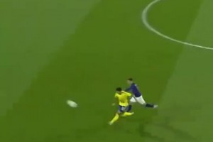 瘋狂的足球！荷乙球員回傳變超遠(yuǎn)烏龍，門將回追無(wú)果??