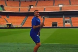 老同志賽前要做好熱身??！維耶里這個(gè)歲數(shù)膝蓋還是可以的