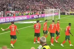 隊(duì)長(zhǎng)！隊(duì)友進(jìn)球后在主隊(duì)球迷區(qū)慶祝，C羅致歉+招呼隊(duì)友離開