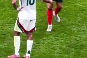 索博：家人們誰懂啊？偶像主動過來和我握手??