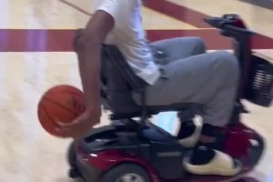 此前遭遇半月板撕裂?????阿里納斯兒子開著玩具車在球場訓(xùn)練