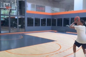 錯失戴帽！姆巴佩在籃球場練習(xí)投籃，投三次3分進兩球??