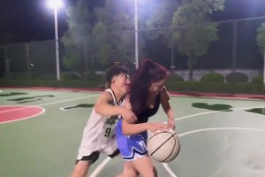 女版詹姆斯？小姐姐野球場單挑直接掛著小伙上籃打進??????