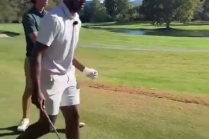 布朗尼休賽期在苦練高爾夫啊！好像打得比爸爸詹姆斯更好？