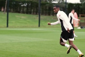 融入球隊！利物浦官方曬伊薩克訓(xùn)練視頻，終結(jié)能力很強(qiáng)啊??