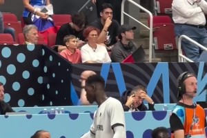 人生贏家??！施羅德嬌妻帶兒子到球場看望老公 還送了爆米花??