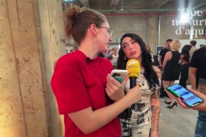 硬傷！亞馬爾女友活動(dòng)穿10cm恨天高，仍比女記者矮一頭