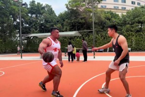 2米43巨人小崔??摸高3米25！坐高1米25！臂展2米5！