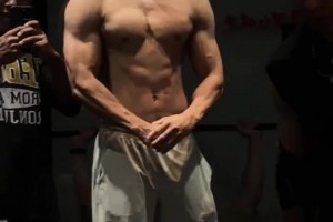 這個確實(shí)牛X啊！曹巖練得這身肌肉真是極為炸裂！??