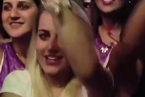 內馬爾夜店把妹引發(fā)女粉騷動，最后還是和自己女友共舞??